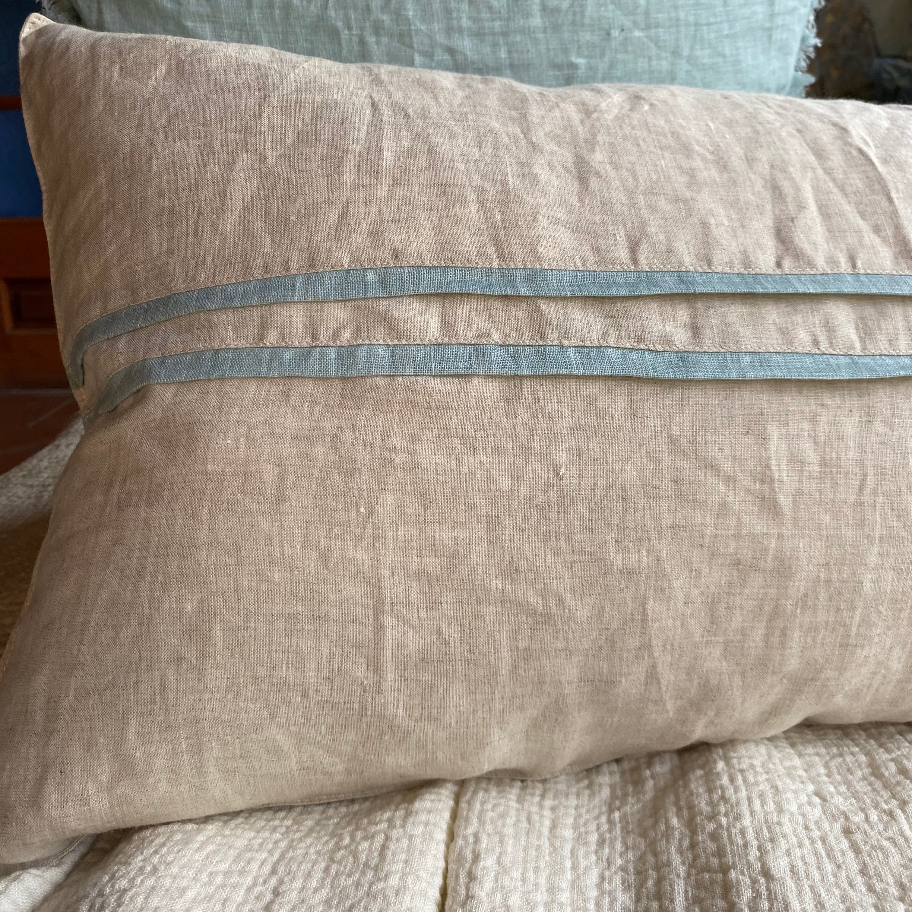 COJÍN LINO VENUS LISTONES 90X40 cm