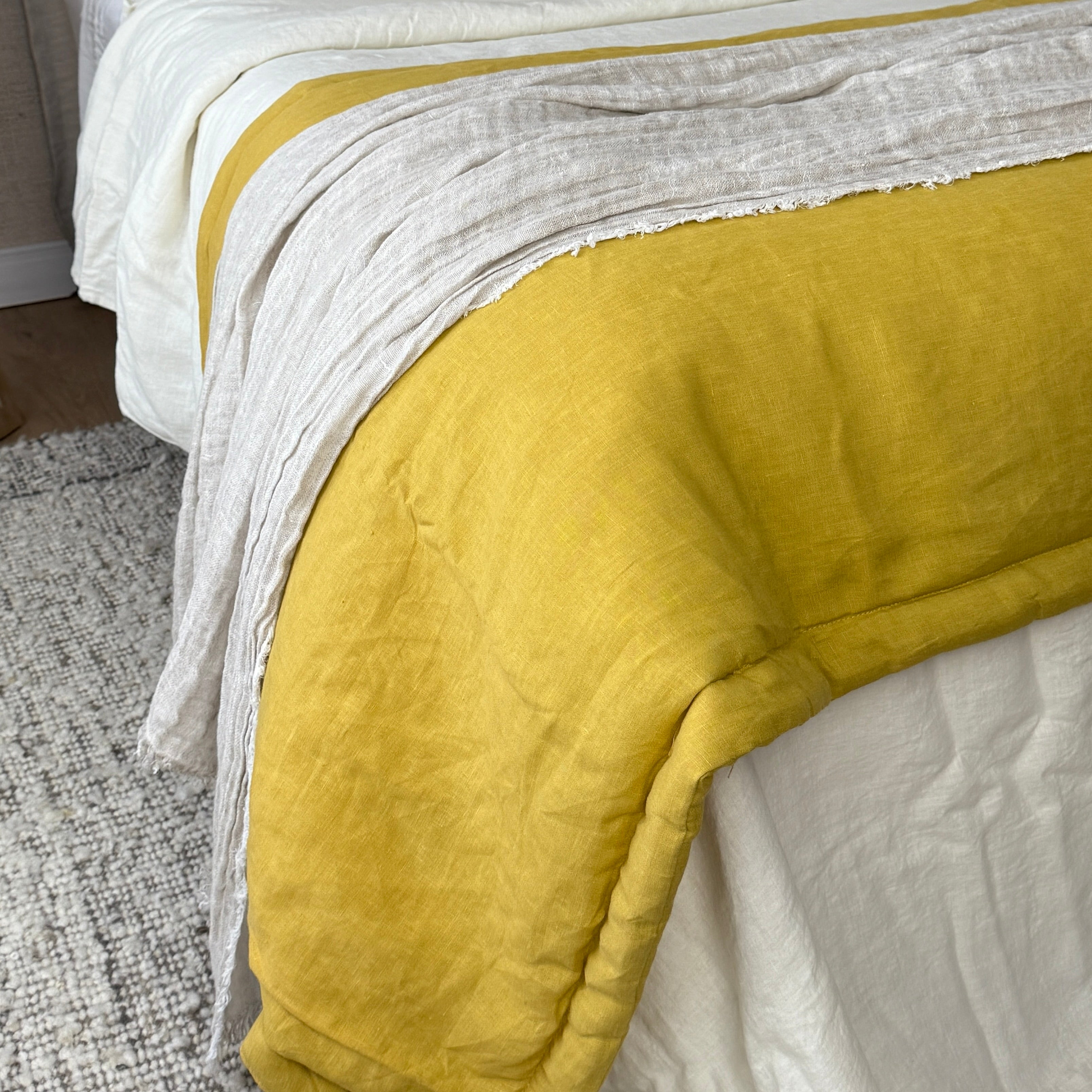 SET PIECERA LINO ACOLCHADA + FUNDA DE COJIN HARMONY 50X50 LINO RUSTICO MOSTAZA