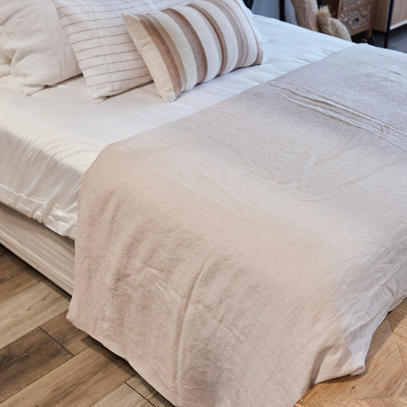 PIECERA CON MINI PLUMON DE SEDA ARENA