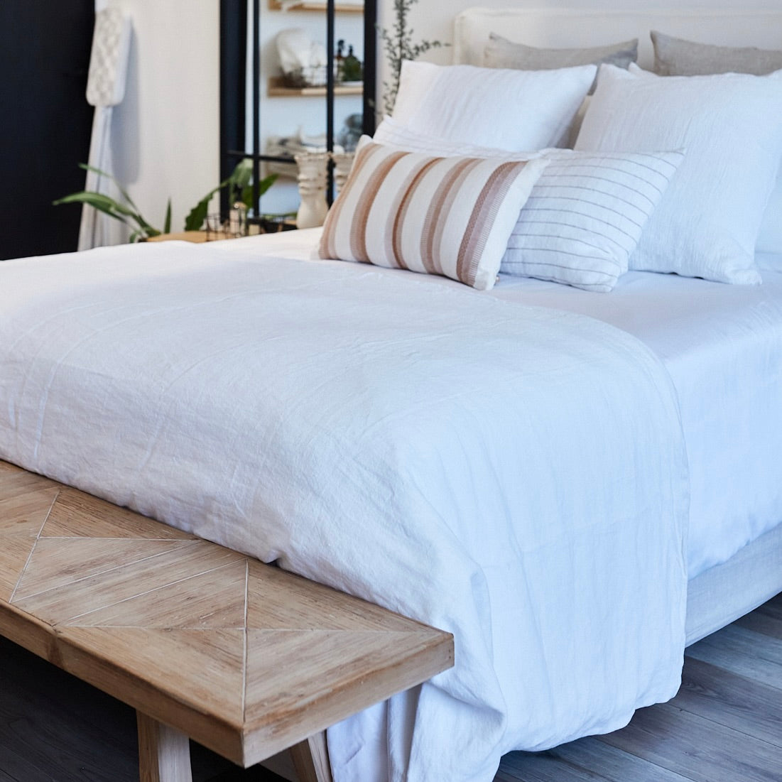 PIECERA CON MINI PLUMON DE SEDA BLANCO