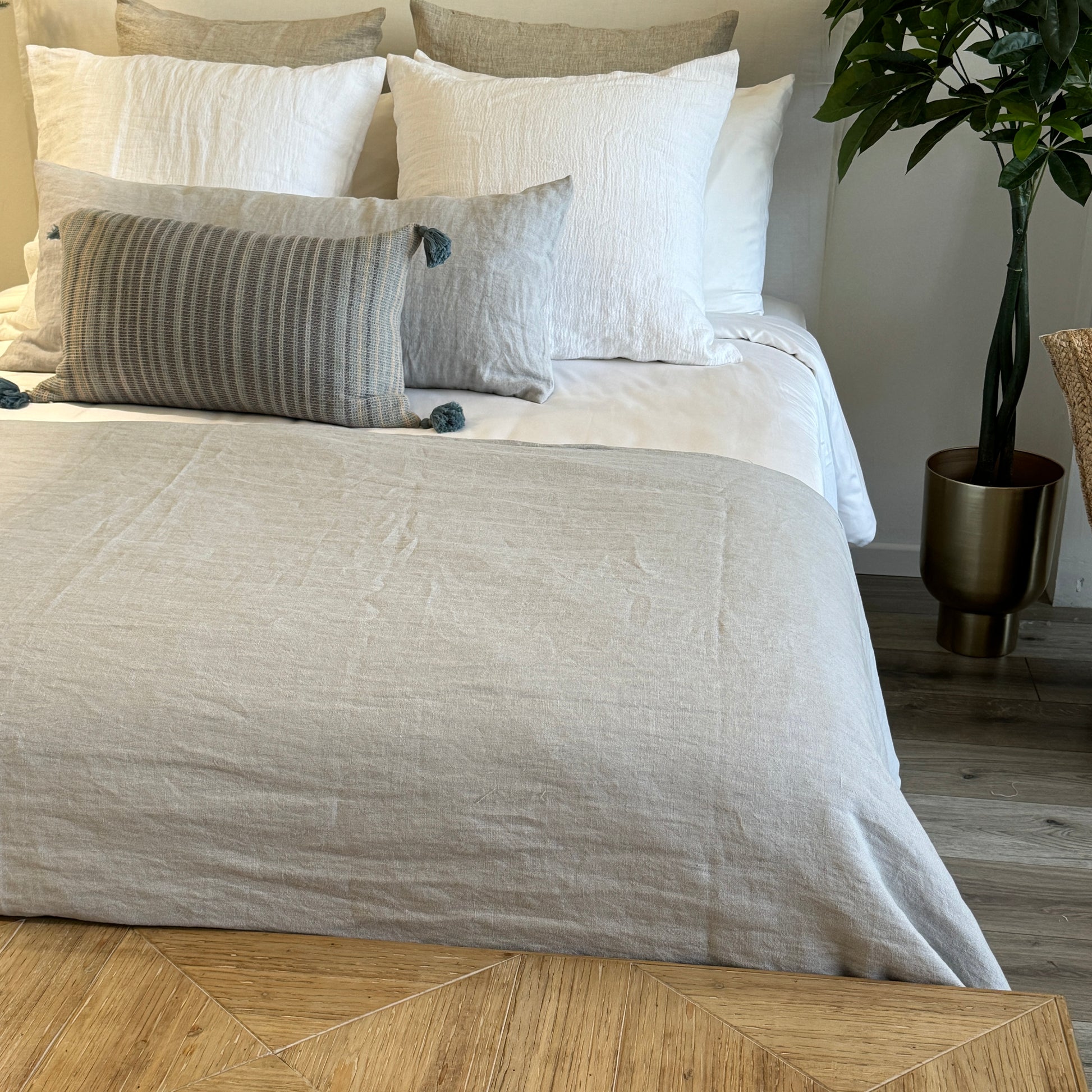 PIECERA CON MINI PLUMON DE SEDA GRIS PERLA