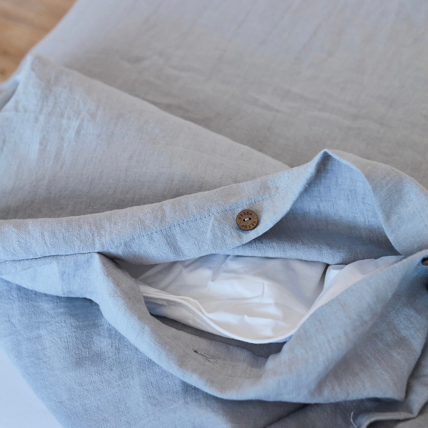 PIECERA CON MINI PLUMON DE SEDA GRIS PERLA