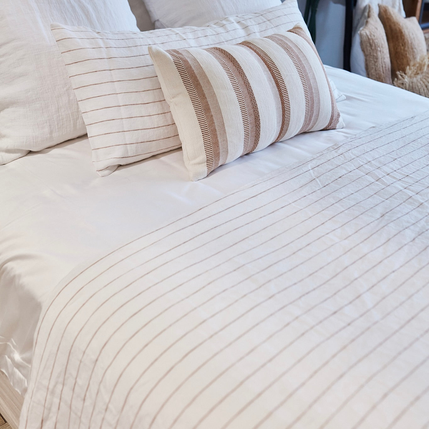 PIECERA CON MINI PLUMON DE SEDA LISTADO ARENA