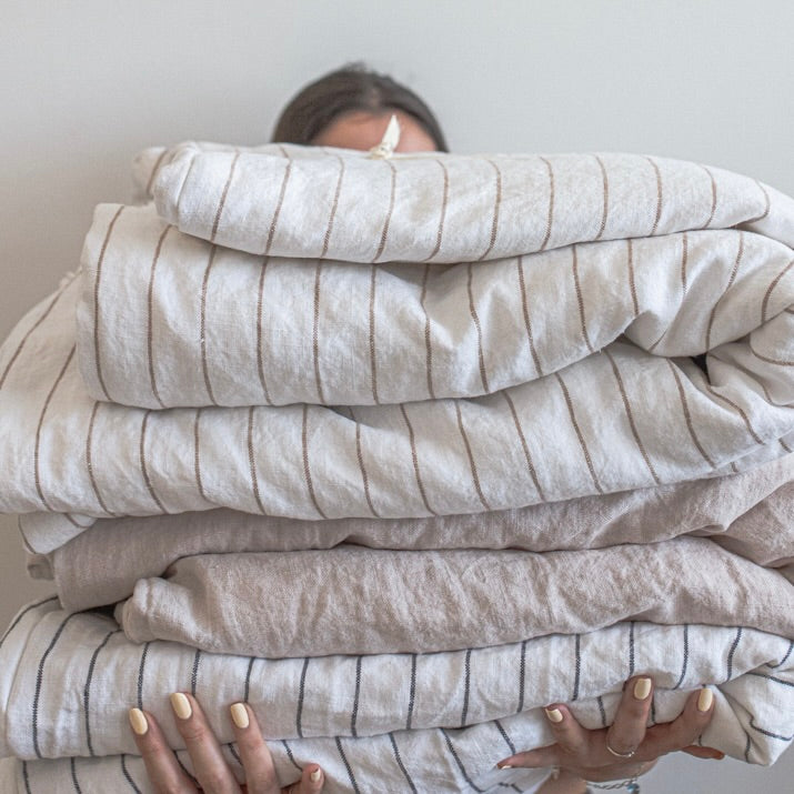 PIECERA CON MINI PLUMON DE SEDA LISTADO ARENA