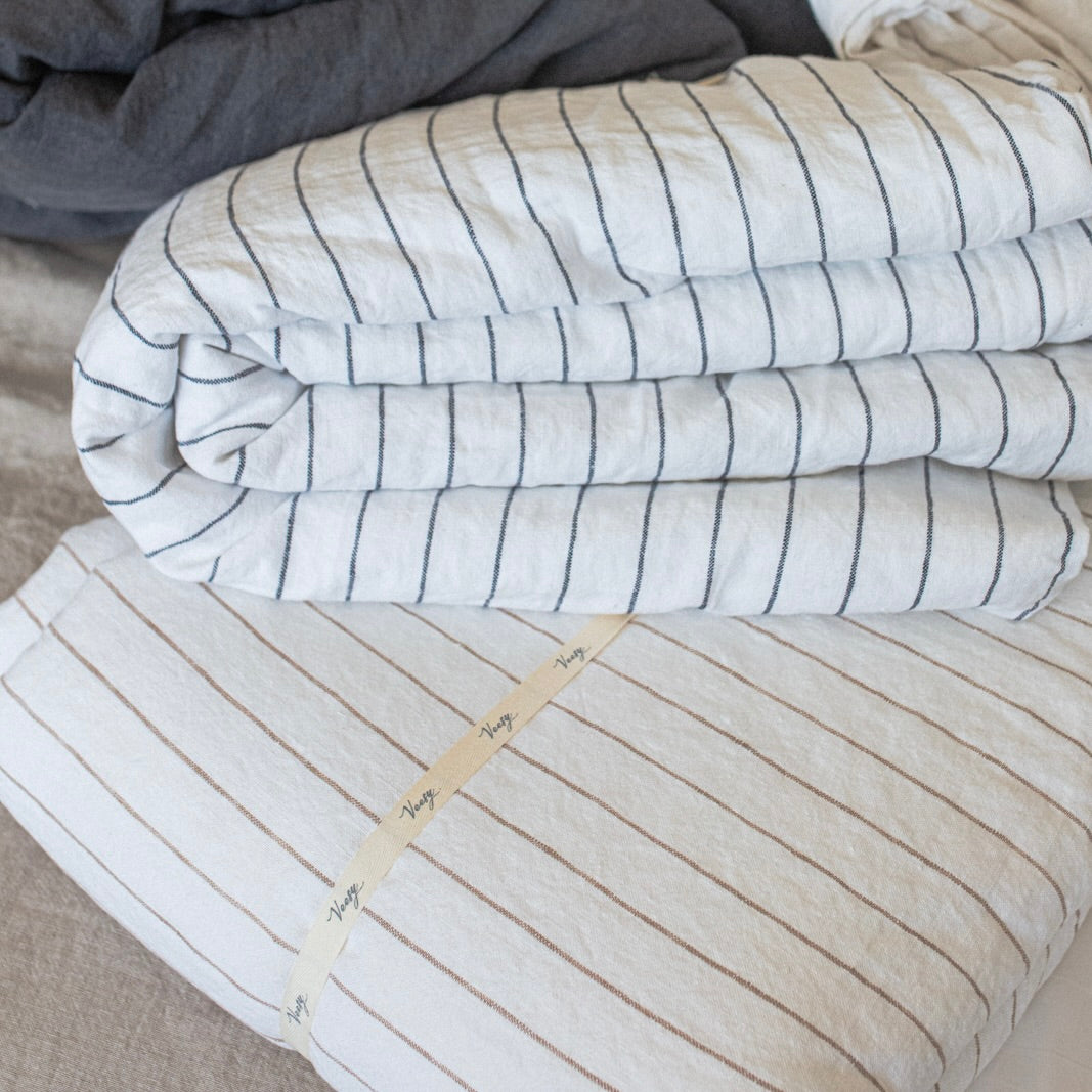 PIECERA CON MINI PLUMON DE SEDA LISTADO ARENA