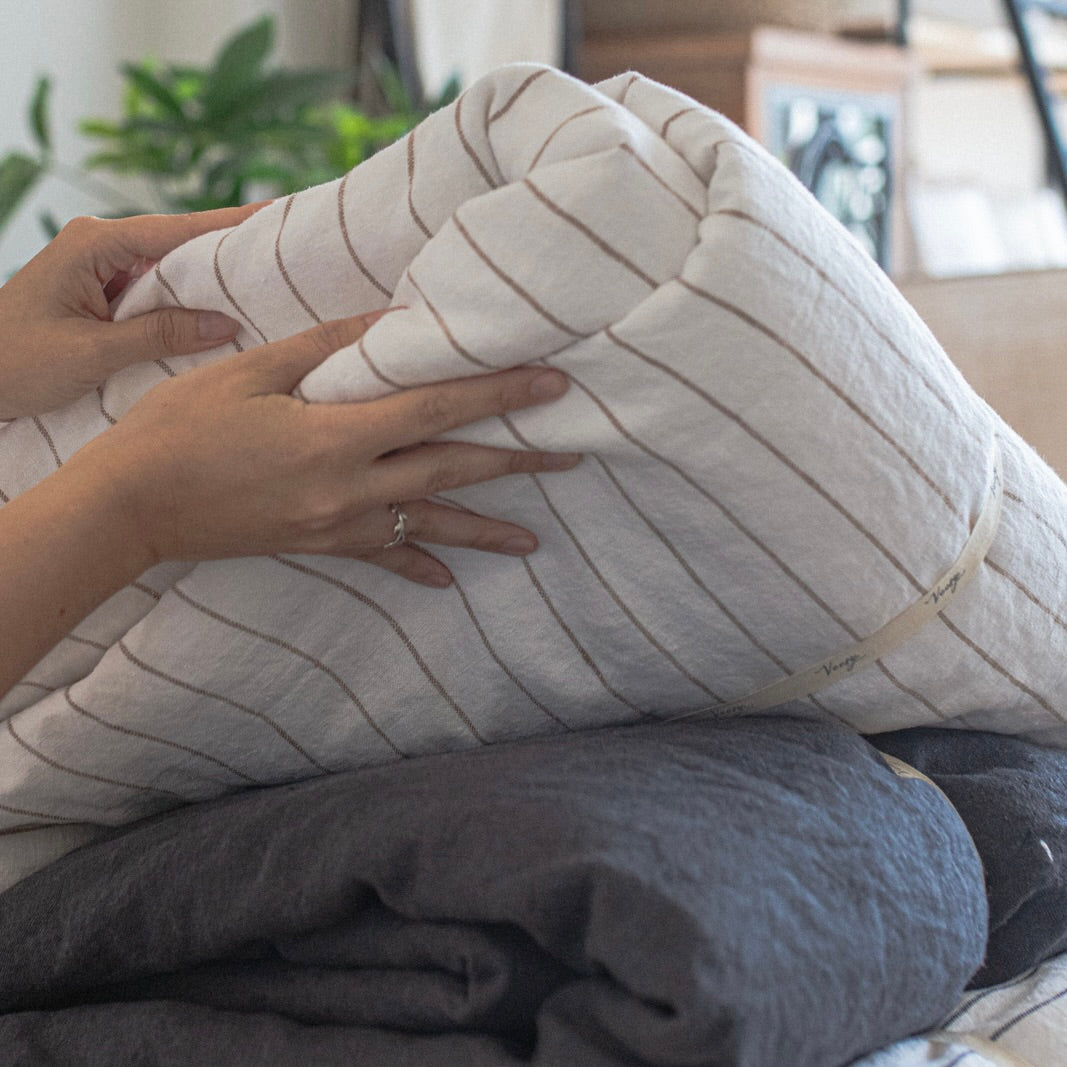 PIECERA CON MINI PLUMON DE SEDA LISTADO ARENA