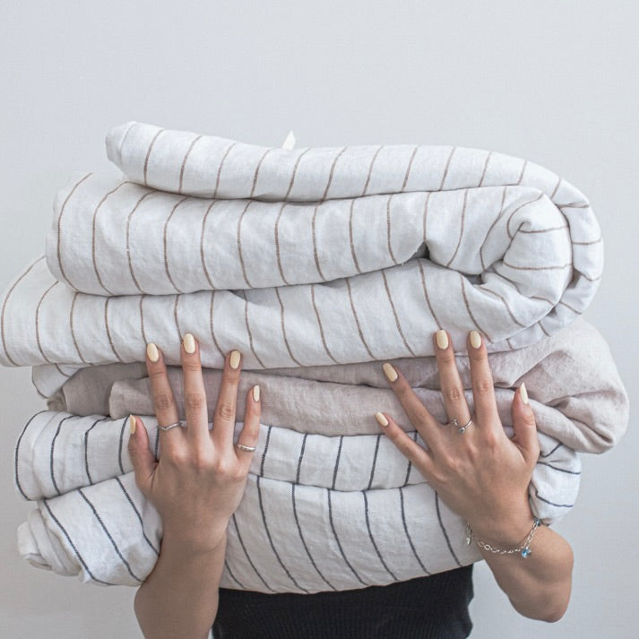 PIECERA CON MINI PLUMON DE SEDA LISTADO ARENA