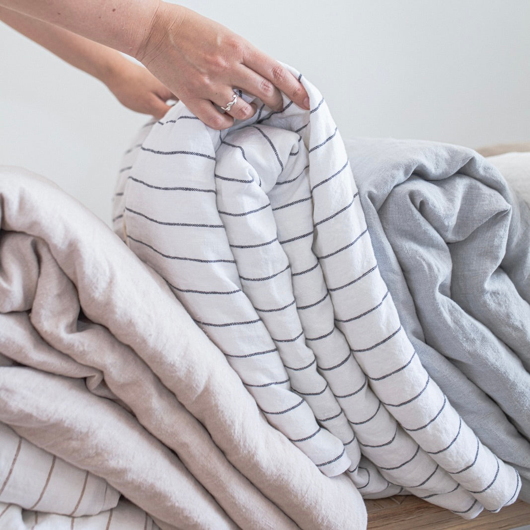 PIECERA CON MINI PLUMON DE SEDA LISTADO NEGRO