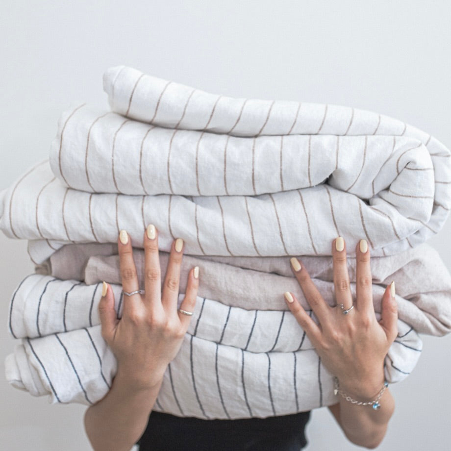 PIECERA CON MINI PLUMON DE SEDA LISTADO NEGRO