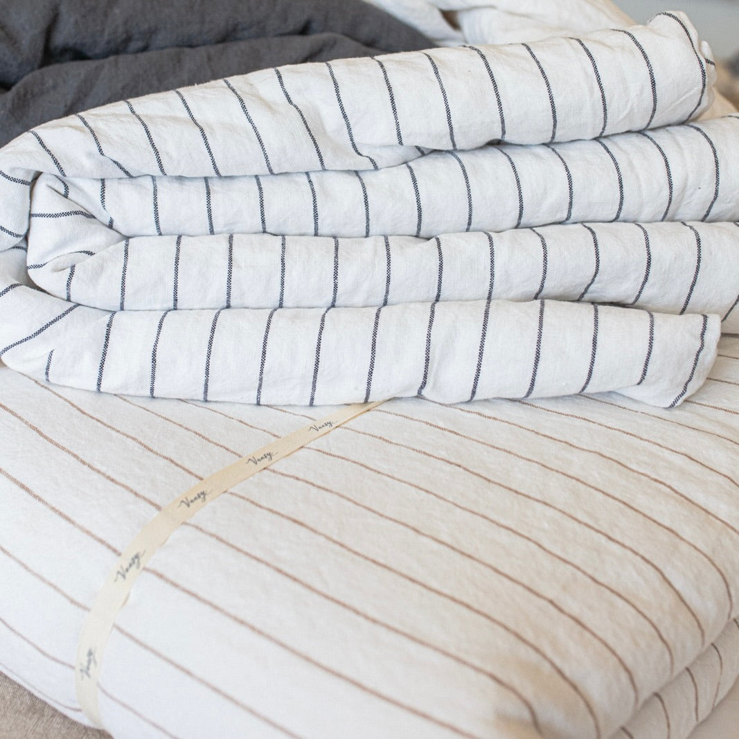 PIECERA CON MINI PLUMON DE SEDA LISTADO NEGRO