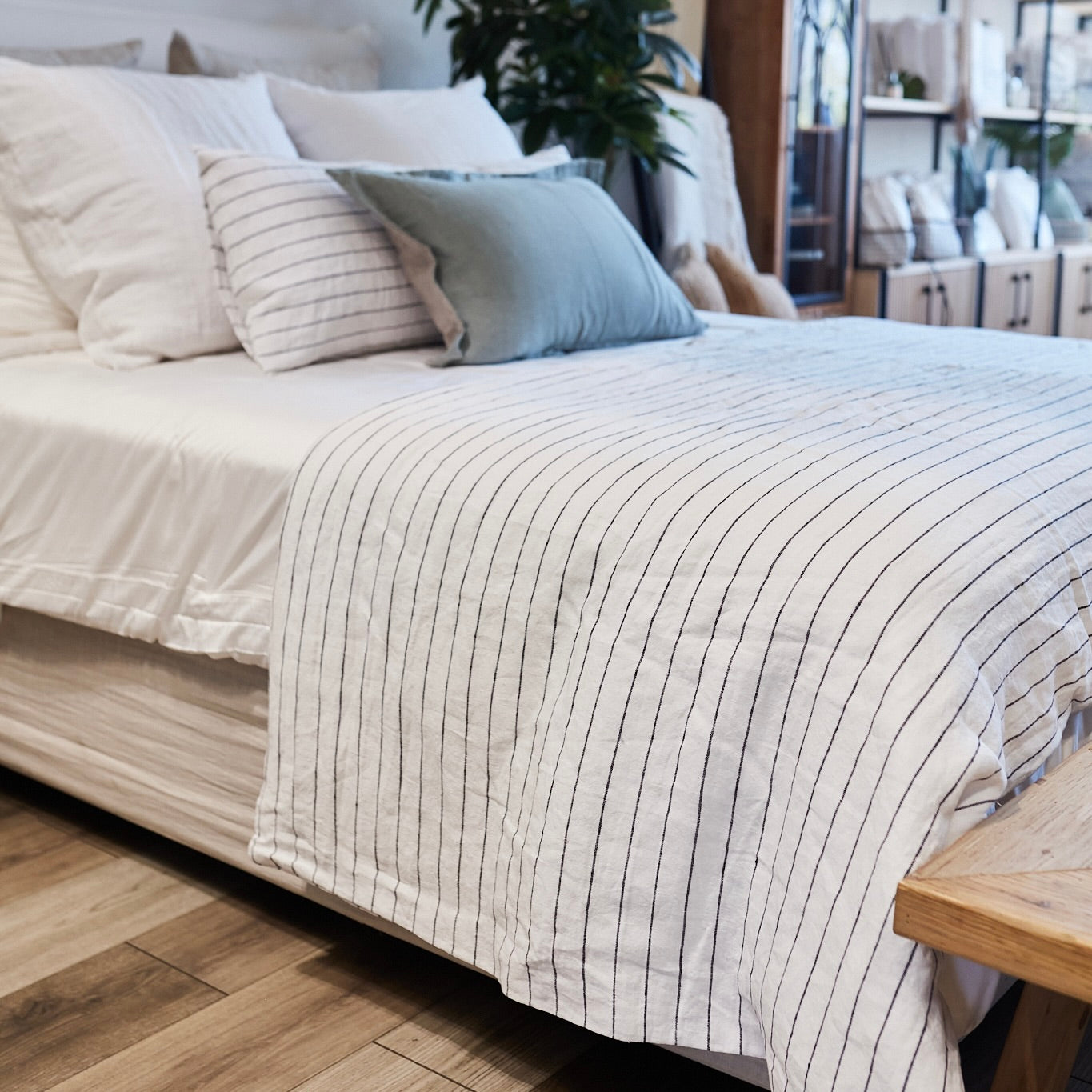 PIECERA CON MINI PLUMON DE SEDA LISTADO NEGRO