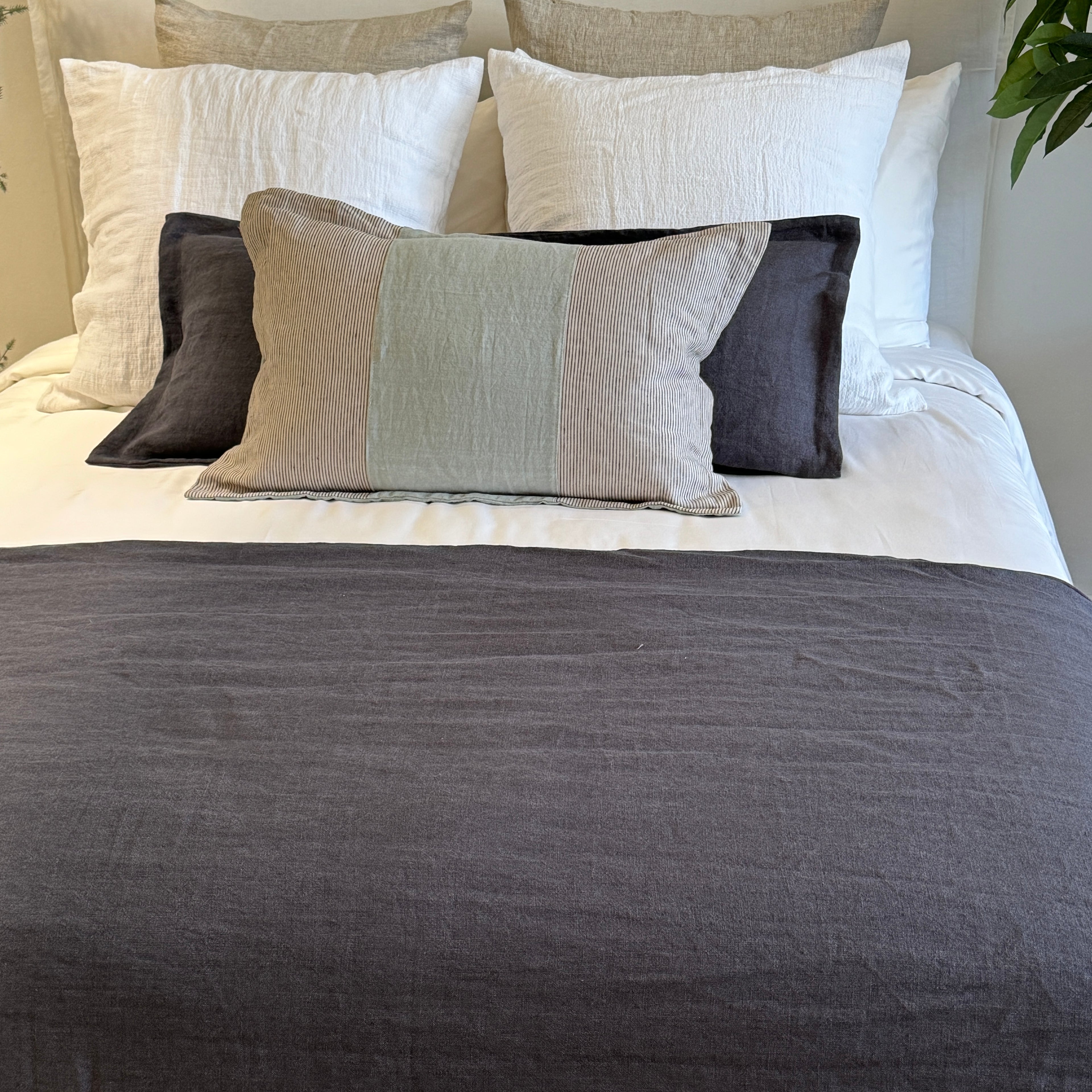 PIECERA CON MINI PLUMON DE SEDA NEGRO PIZARRA