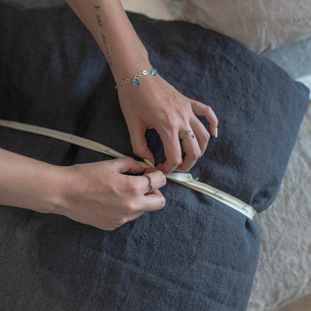 PIECERA CON MINI PLUMON DE SEDA NEGRO PIZARRA