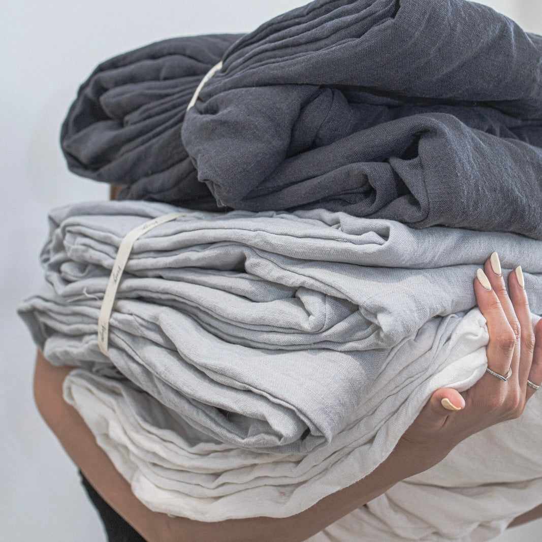 PIECERA CON MINI PLUMON DE SEDA NEGRO PIZARRA