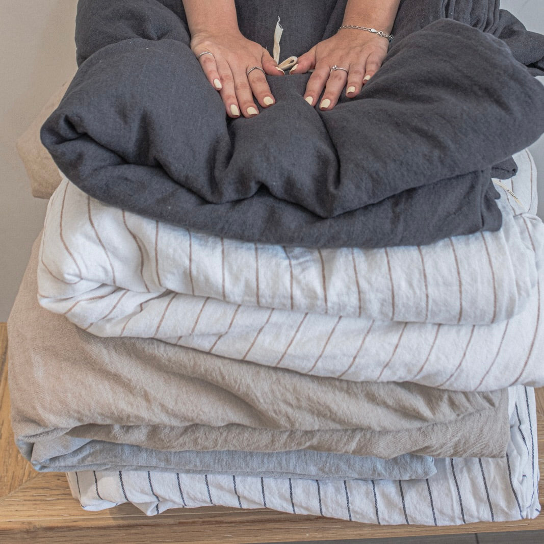 PIECERA CON MINI PLUMON DE SEDA NEGRO PIZARRA