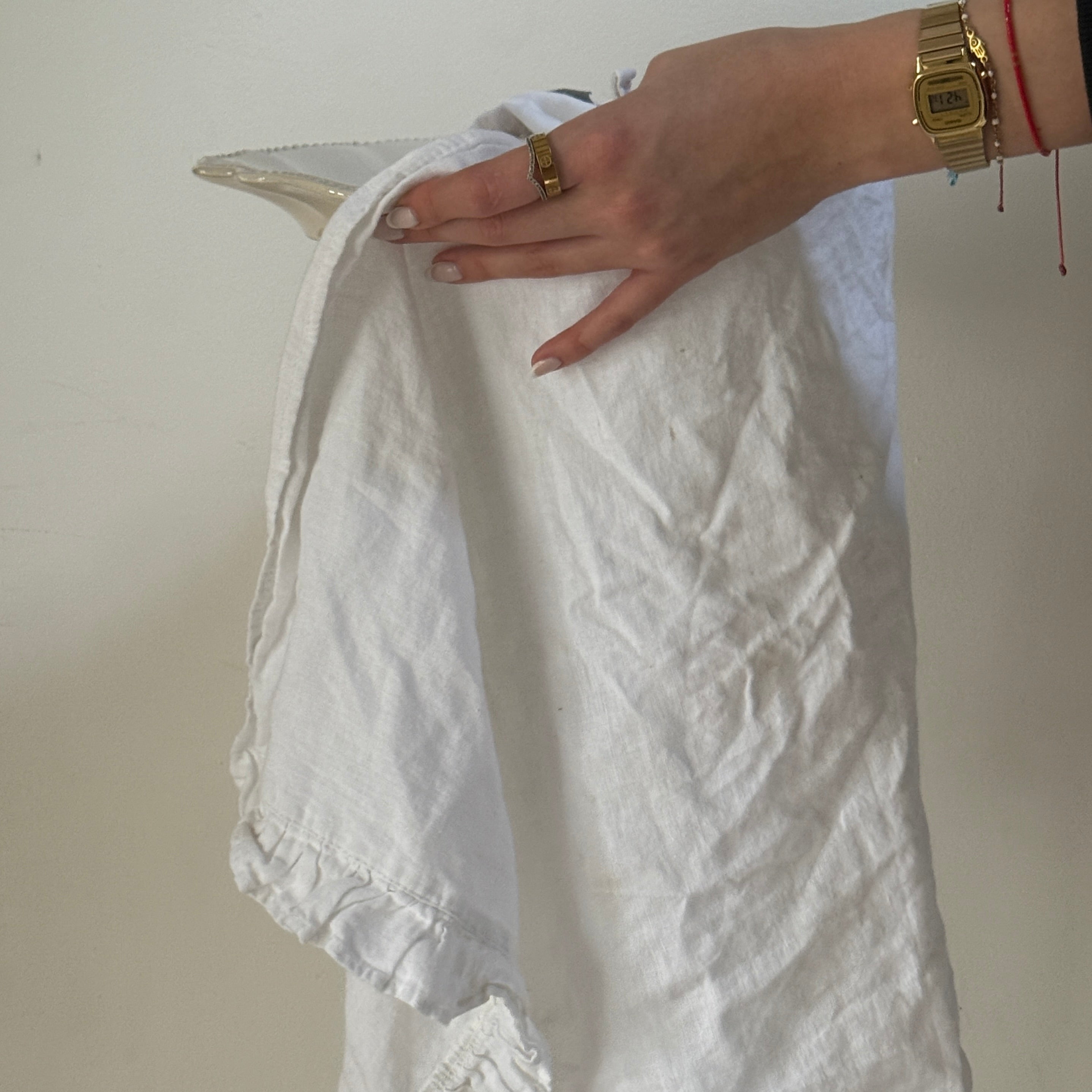 mano con paño de cocina